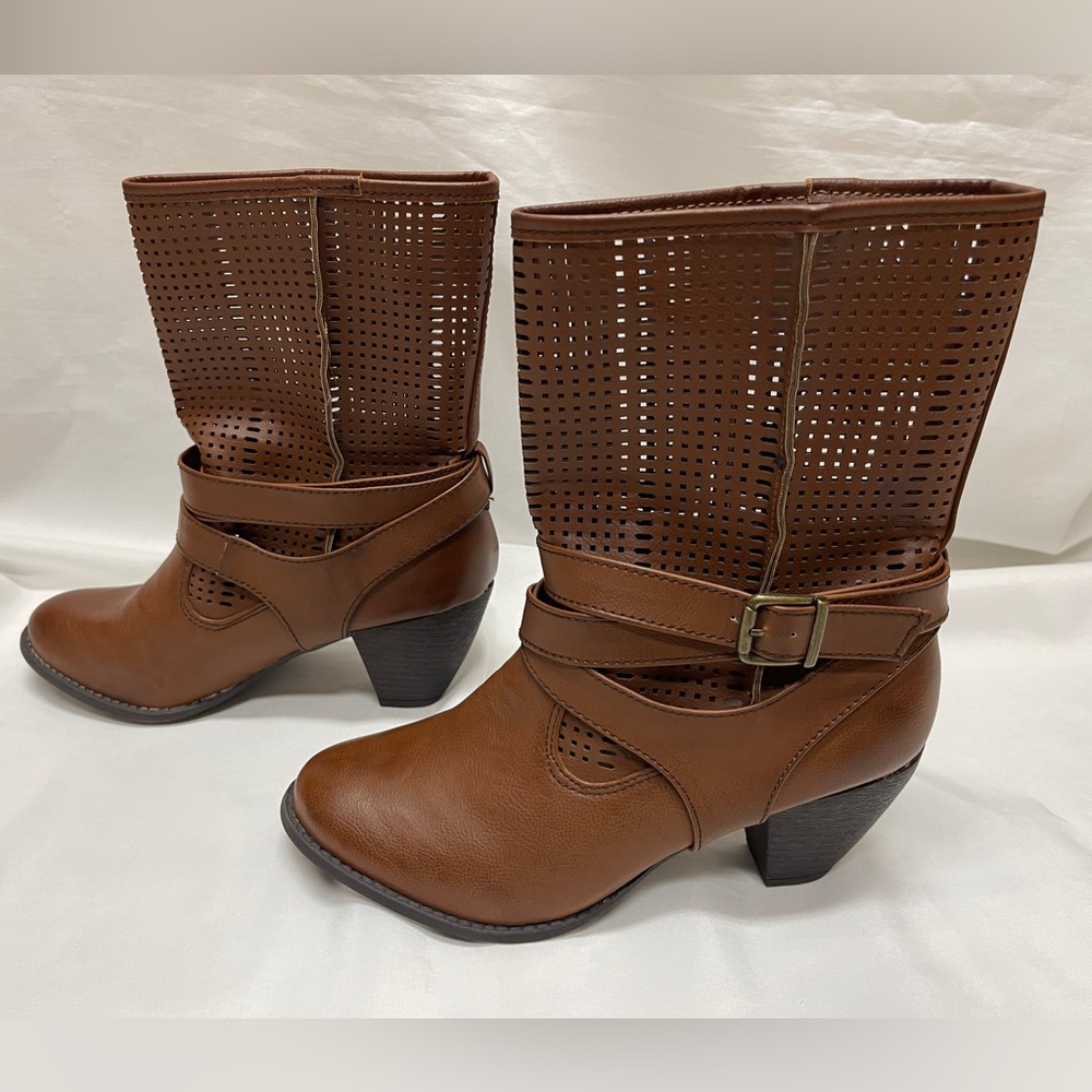 Maurice’s Boots Bobbi Brown Short Size 8.5M  2.75” Strappy Chunky Heels Casual